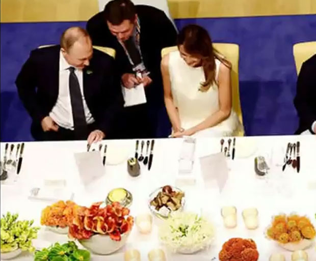 Откуд Меланија поред Путина(ВИДЕО)